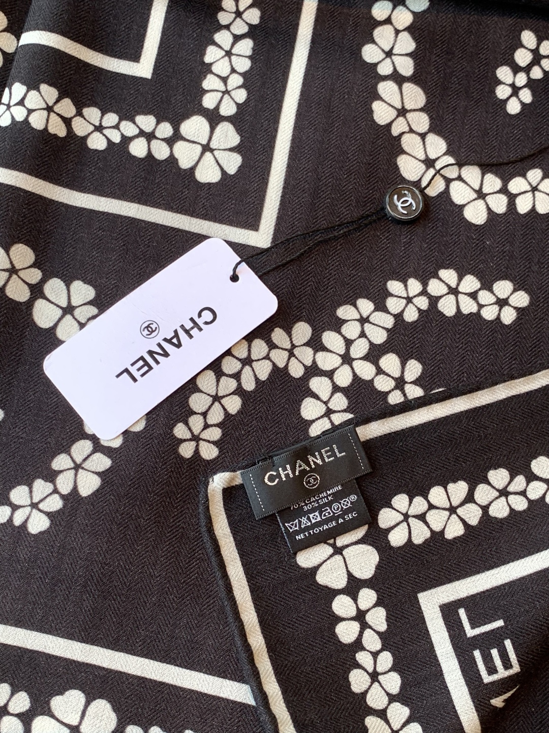 2025秋冬高级成衣系列～Chanel 【140双面同色丝绒披肩】此系列谱写一曲自由轻灵的赞歌本系列作品