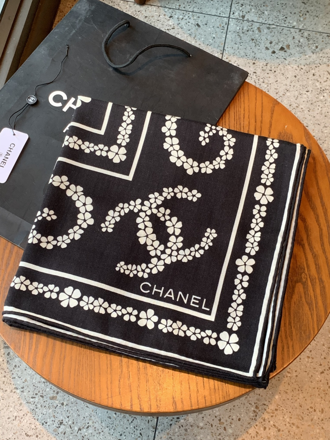 2025秋冬高级成衣系列～Chanel 【140双面同色丝绒披肩】此系列谱写一曲自由轻灵的赞歌本系列作品