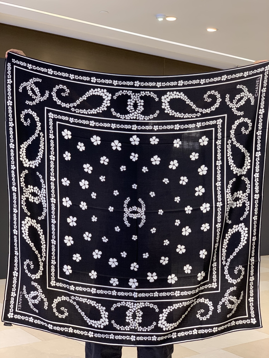 2025秋冬高级成衣系列～Chanel 【140双面同色丝绒披肩】此系列谱写一曲自由轻灵的赞歌本系列作品