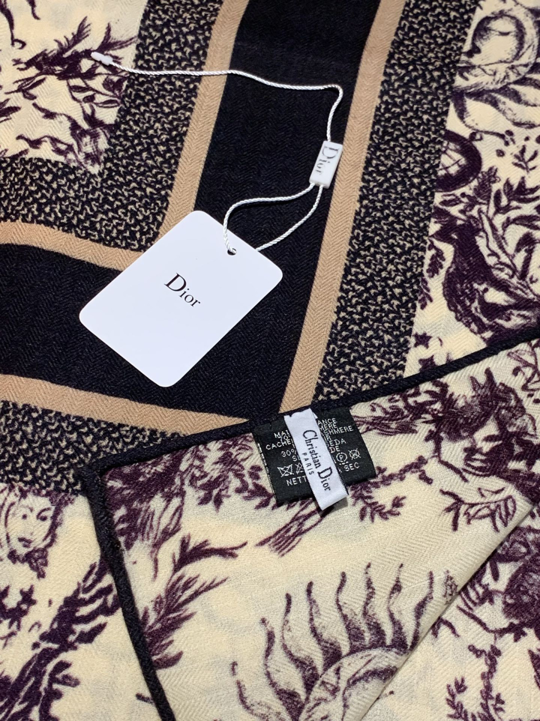 Dior 140丝绒双面同色印花披肩这款 Dior 丝绒披肩以彼得罗•鲁福（Pietro Ruffo）设