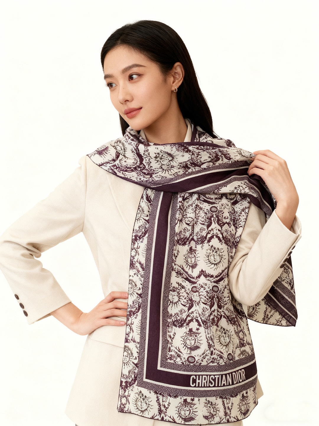 Dior 140丝绒双面同色印花披肩这款 Dior 丝绒披肩以彼得罗•鲁福（Pietro Ruffo）设