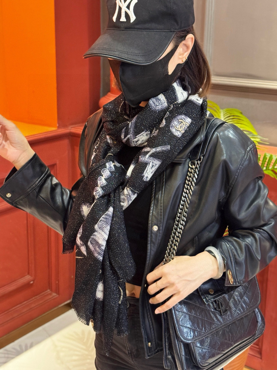 会发光发亮的围巾 💄💋新款客供银线💖羊绒面料长巾 😘美翻了[流泪]【小香徽标银线长巾】御用殿堂级极‼️新