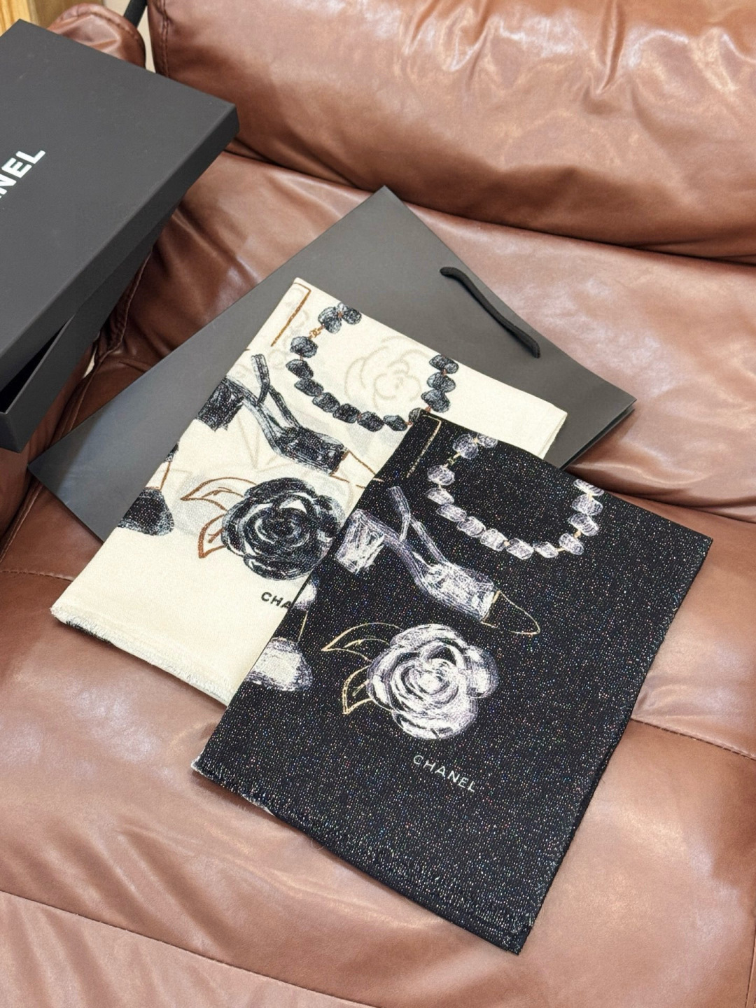 会发光发亮的围巾 💄💋新款客供银线💖羊绒面料长巾 😘美翻了[流泪]【小香徽标银线长巾】御用殿堂级极‼️新