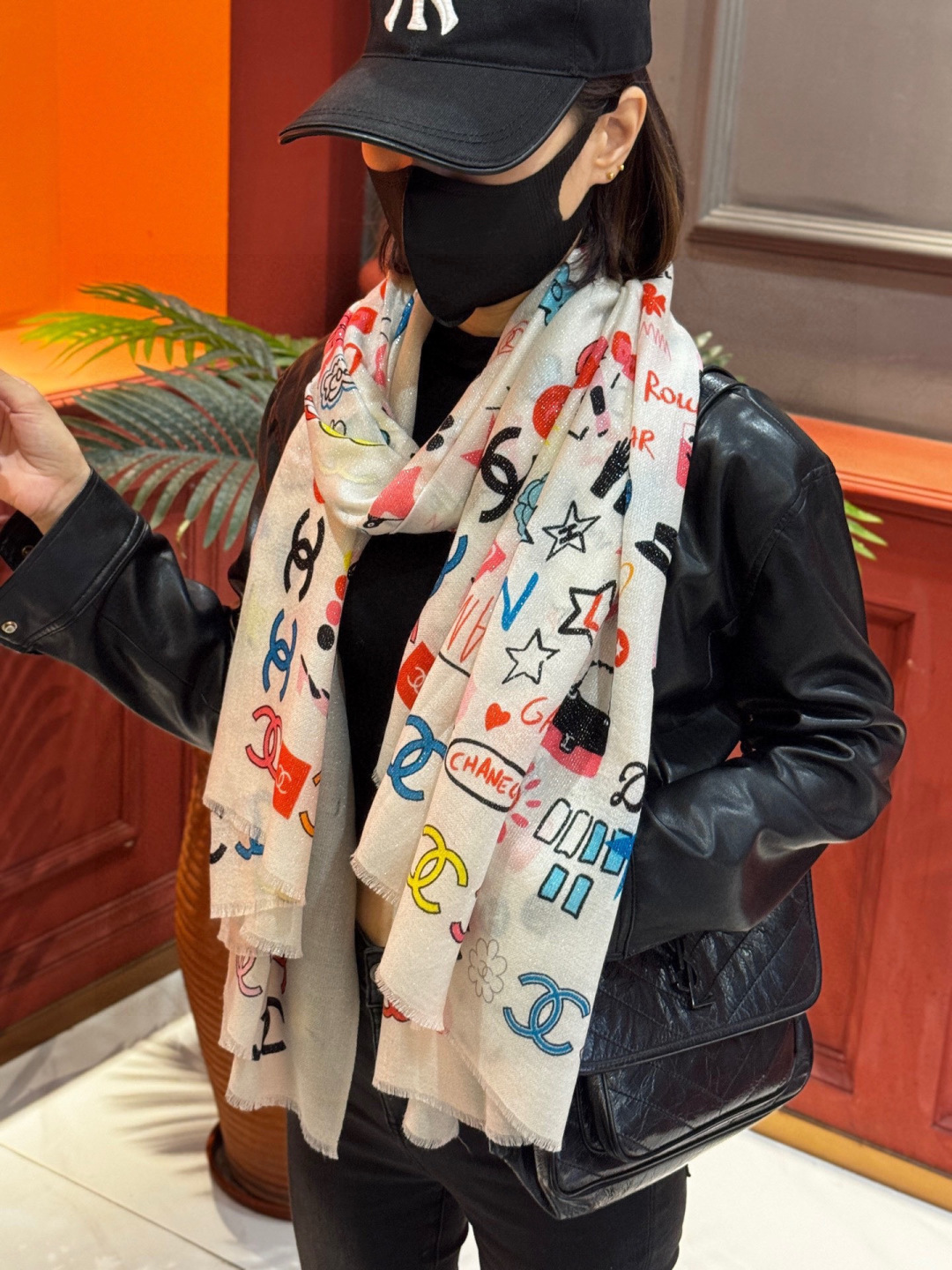 会发光发亮的围巾 2025秋冬高级成衣系列～Chanel 此系列谱写一曲自由轻灵的赞歌本系列作品创新演绎