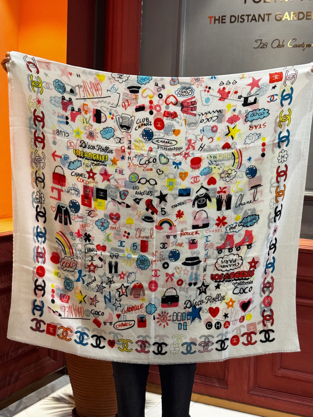 会发光发亮的围巾 2025秋冬高级成衣系列～Chanel 此系列谱写一曲自由轻灵的赞歌本系列作品创新演绎