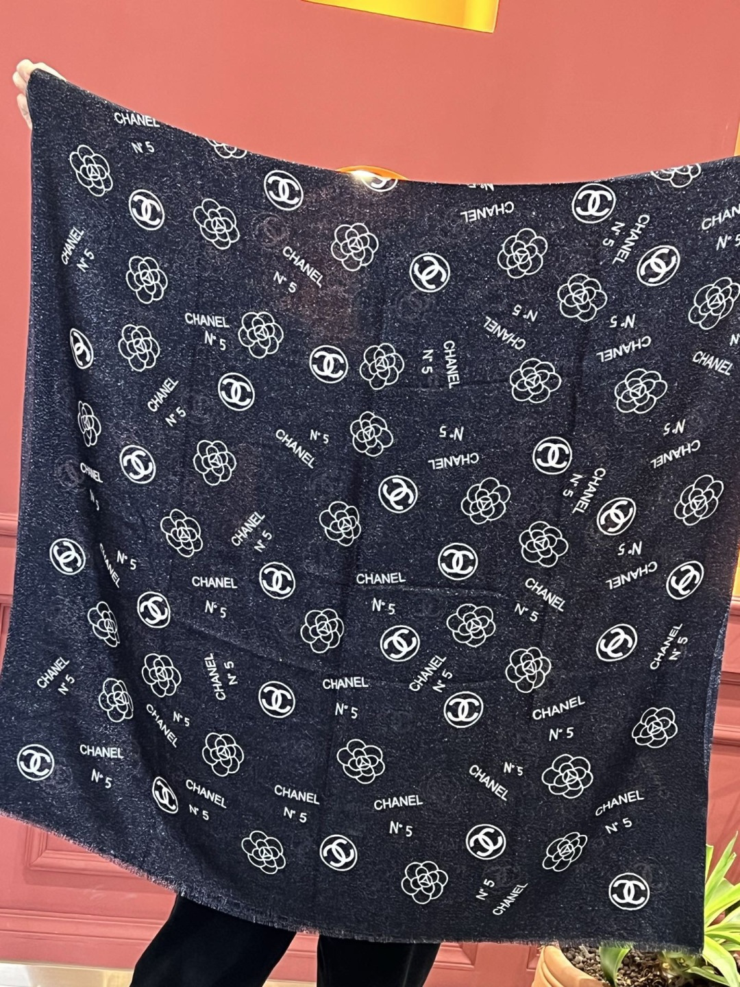 上新🌟 会发光发亮的围巾 💄💋新款客供银线💖羊绒面料长巾 😘美翻了[流泪]【小香银线图标】，御用殿堂级极