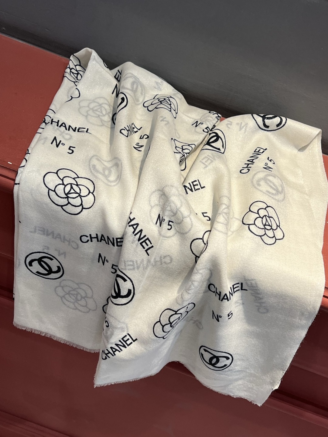 上新🌟 会发光发亮的围巾 💄💋新款客供银线💖羊绒面料长巾 😘美翻了[流泪]【小香银线图标】，御用殿堂级极