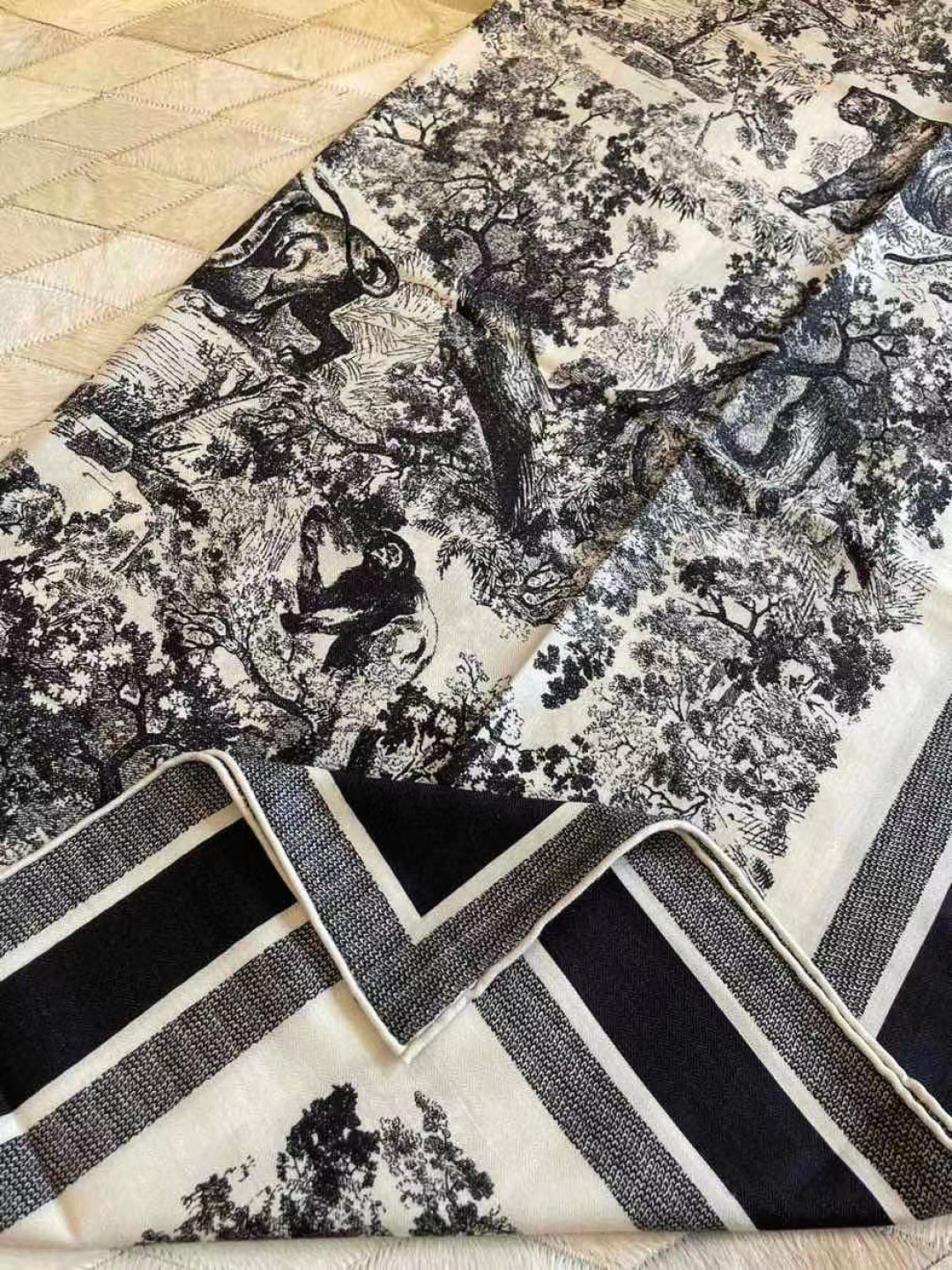 上新❤️ 𝐃𝐈𝐎𝐑 早春新款 《茹伊丛手绘方巾》size：110x110 cm 【双面同色丝绒方巾】一个