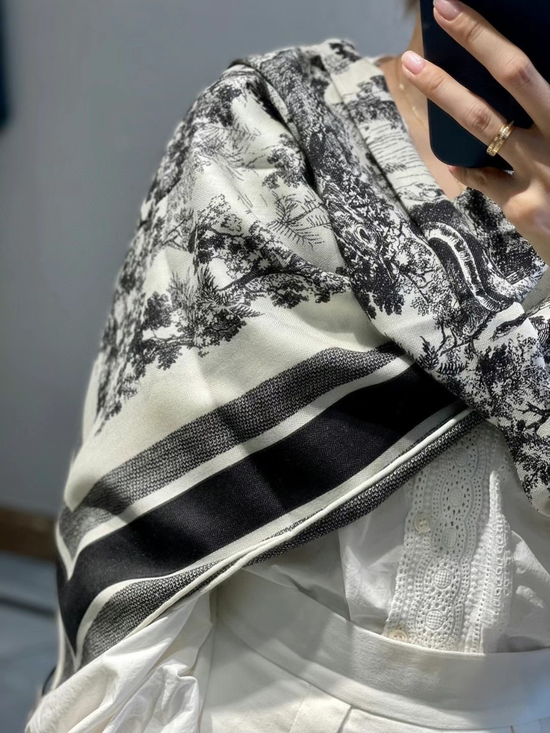 上新❤️ 𝐃𝐈𝐎𝐑 早春新款 《茹伊丛手绘方巾》size：110x110 cm 【双面同色丝绒方巾】一个