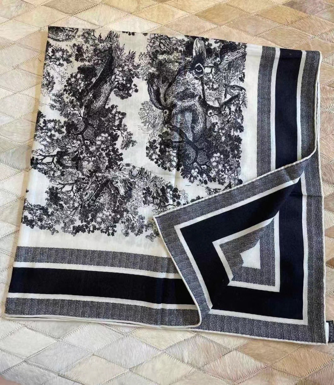 上新❤️ 𝐃𝐈𝐎𝐑 早春新款 《茹伊丛手绘方巾》size：110x110 cm 【双面同色丝绒方巾】一个