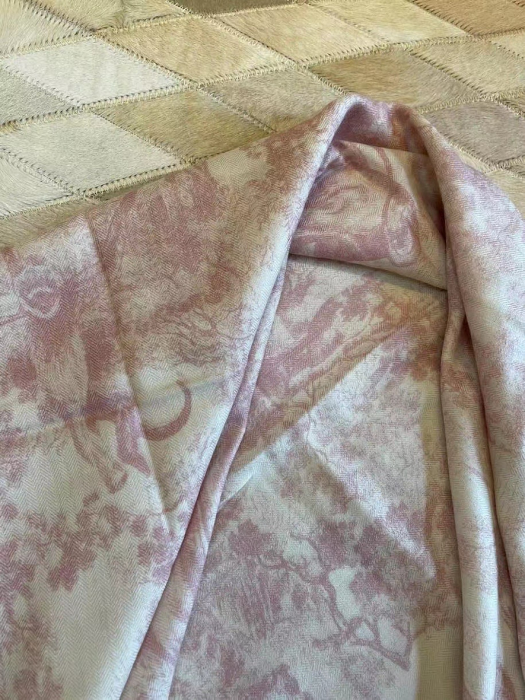 上新❤️ 𝐃𝐈𝐎𝐑 早春新款 《茹伊丛手绘方巾》size：110x110 cm 【双面同色丝绒方巾】一个