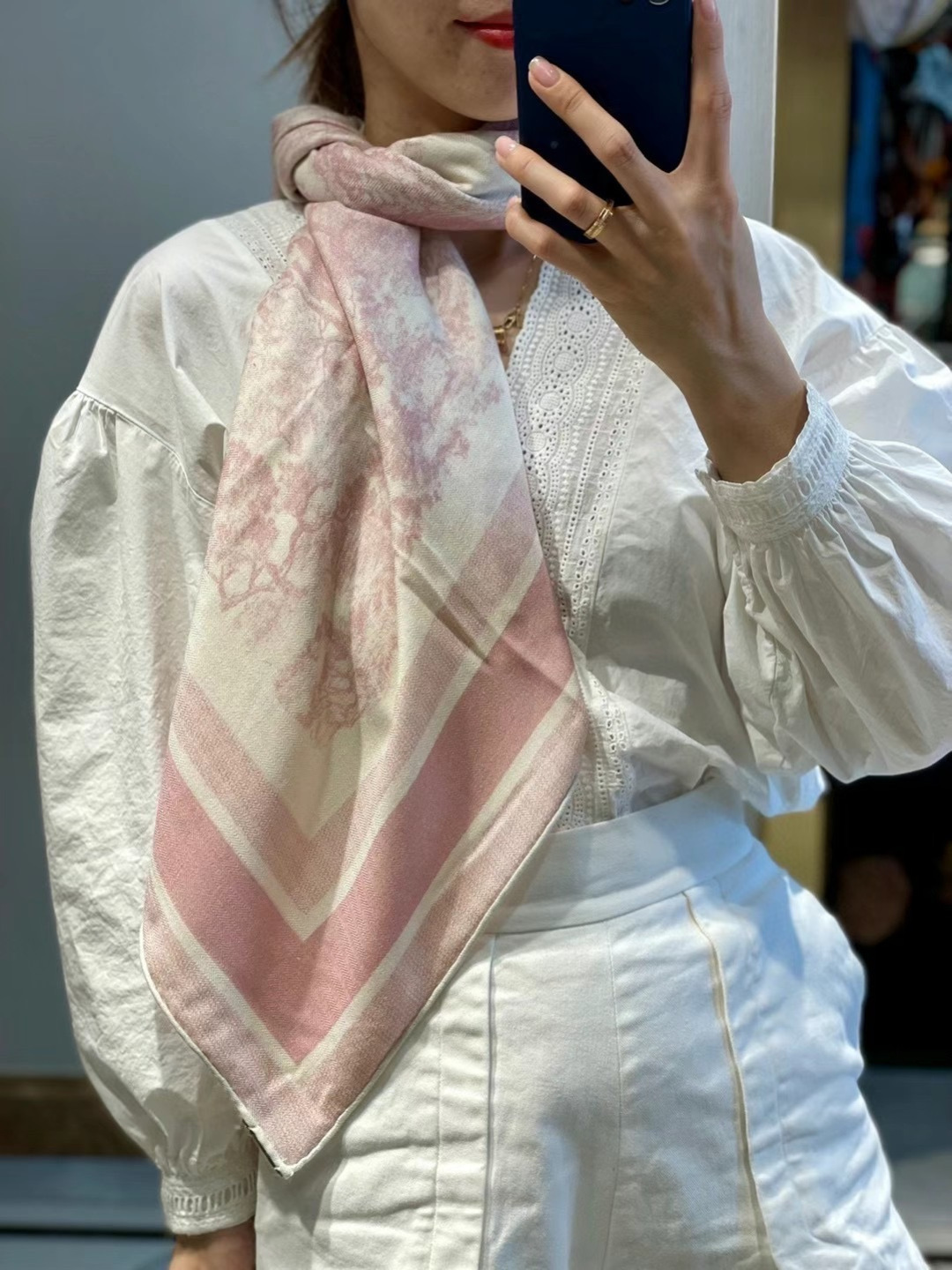 上新❤️ 𝐃𝐈𝐎𝐑 早春新款 《茹伊丛手绘方巾》size：110x110 cm 【双面同色丝绒方巾】一个