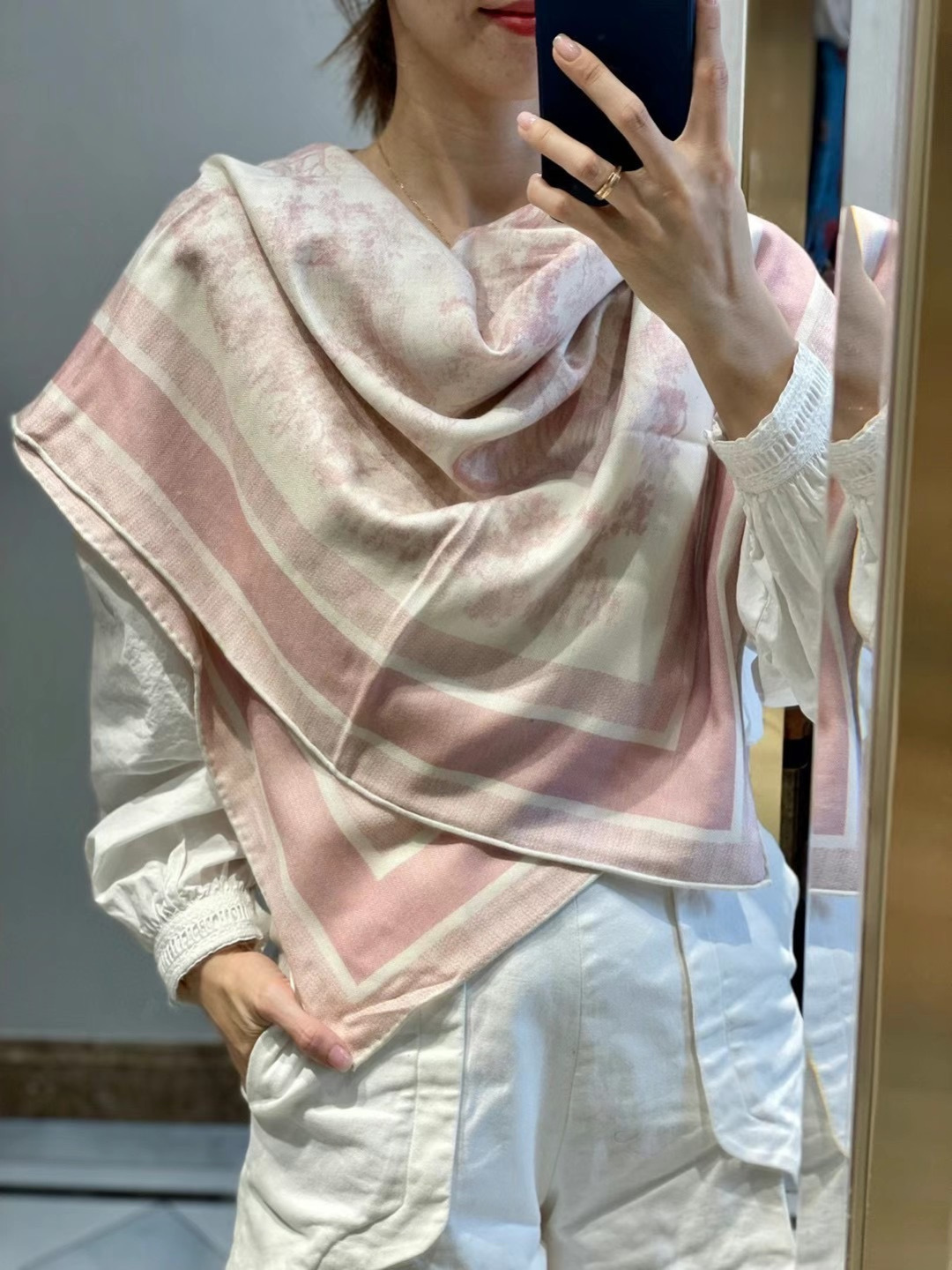 上新❤️ 𝐃𝐈𝐎𝐑 早春新款 《茹伊丛手绘方巾》size：110x110 cm 【双面同色丝绒方巾】一个