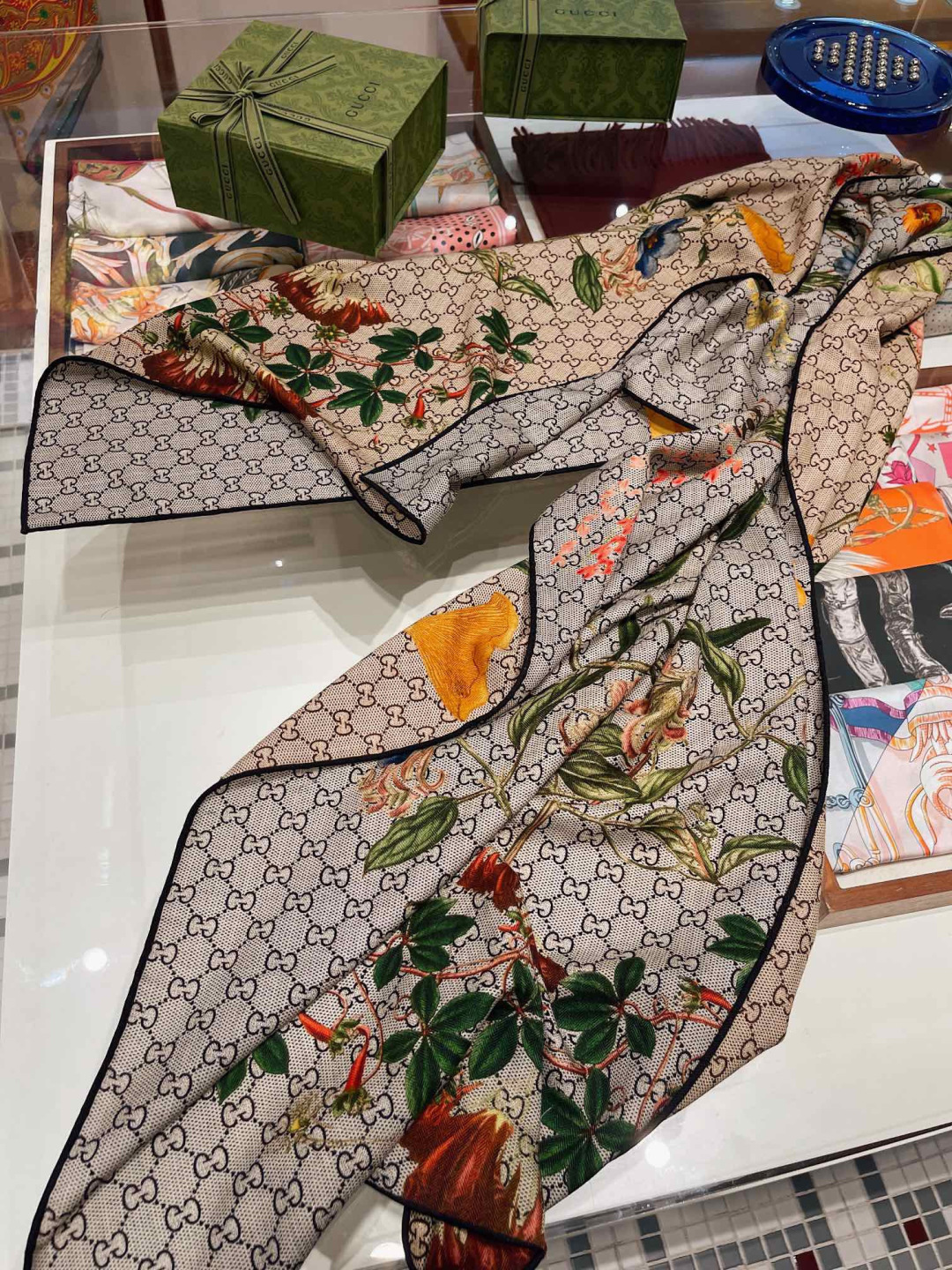 【▪️Gucci双面双色花卉羊绒围巾~超级抬气色！高级女人味！】羊绒围巾也能这么美！！！Gucci这款双