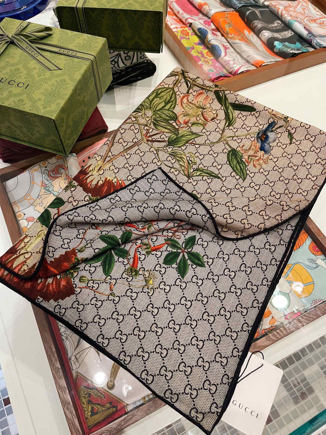 【▪️Gucci双面双色花卉羊绒围巾~超级抬气色！高级女人味！】羊绒围巾也能这么美！！！Gucci这款双