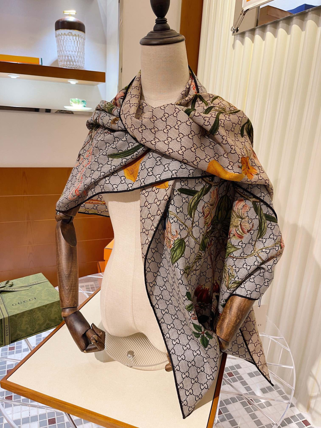 【▪️Gucci双面双色花卉羊绒围巾~超级抬气色！高级女人味！】羊绒围巾也能这么美！！！Gucci这款双