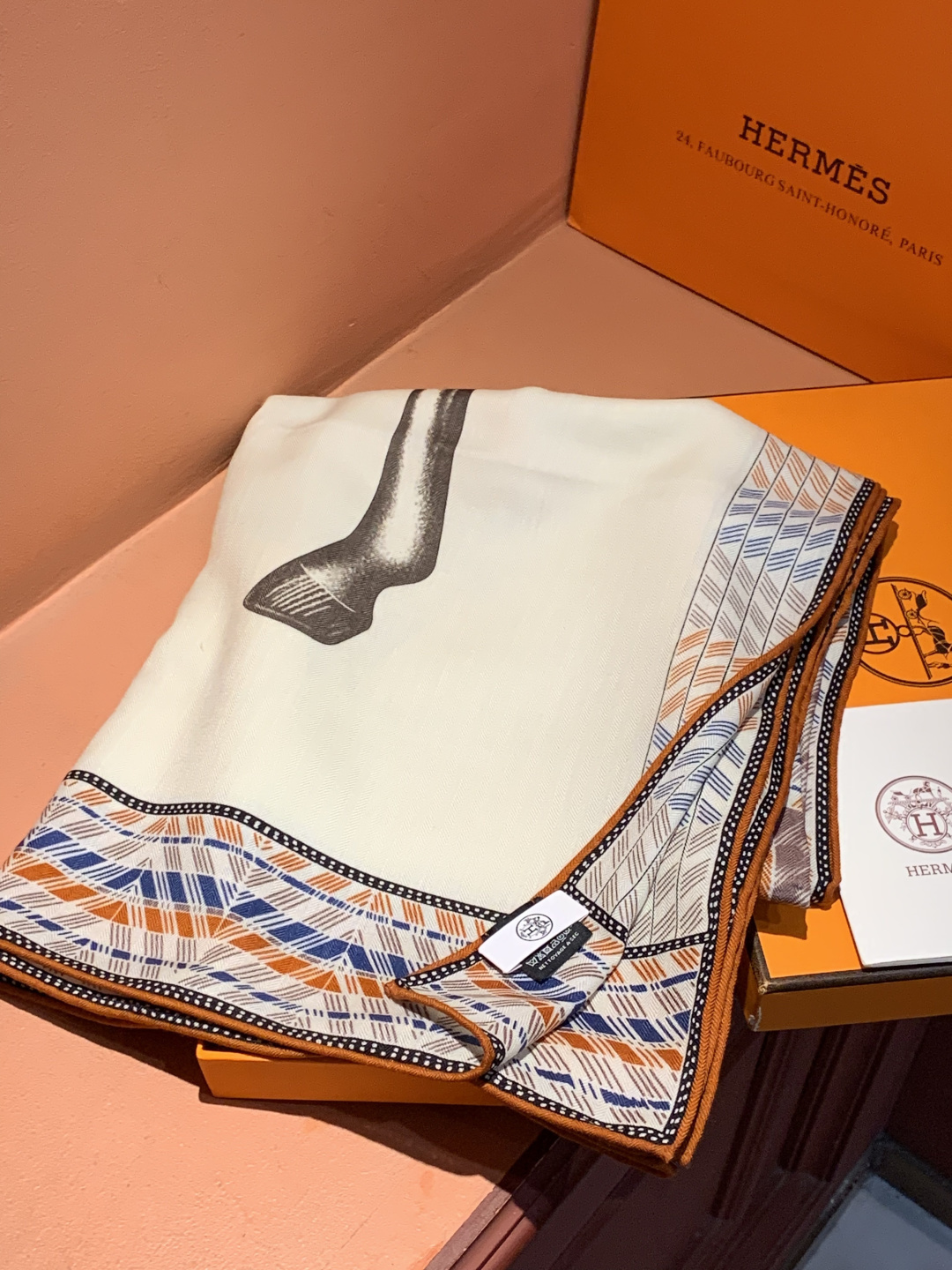 ✨✨【双面同色 丝毛款】H家羊绒新款 买了都说好看‼️推荐💕【骏马披挂 140】羊绒方巾‼️H家ZG爆款