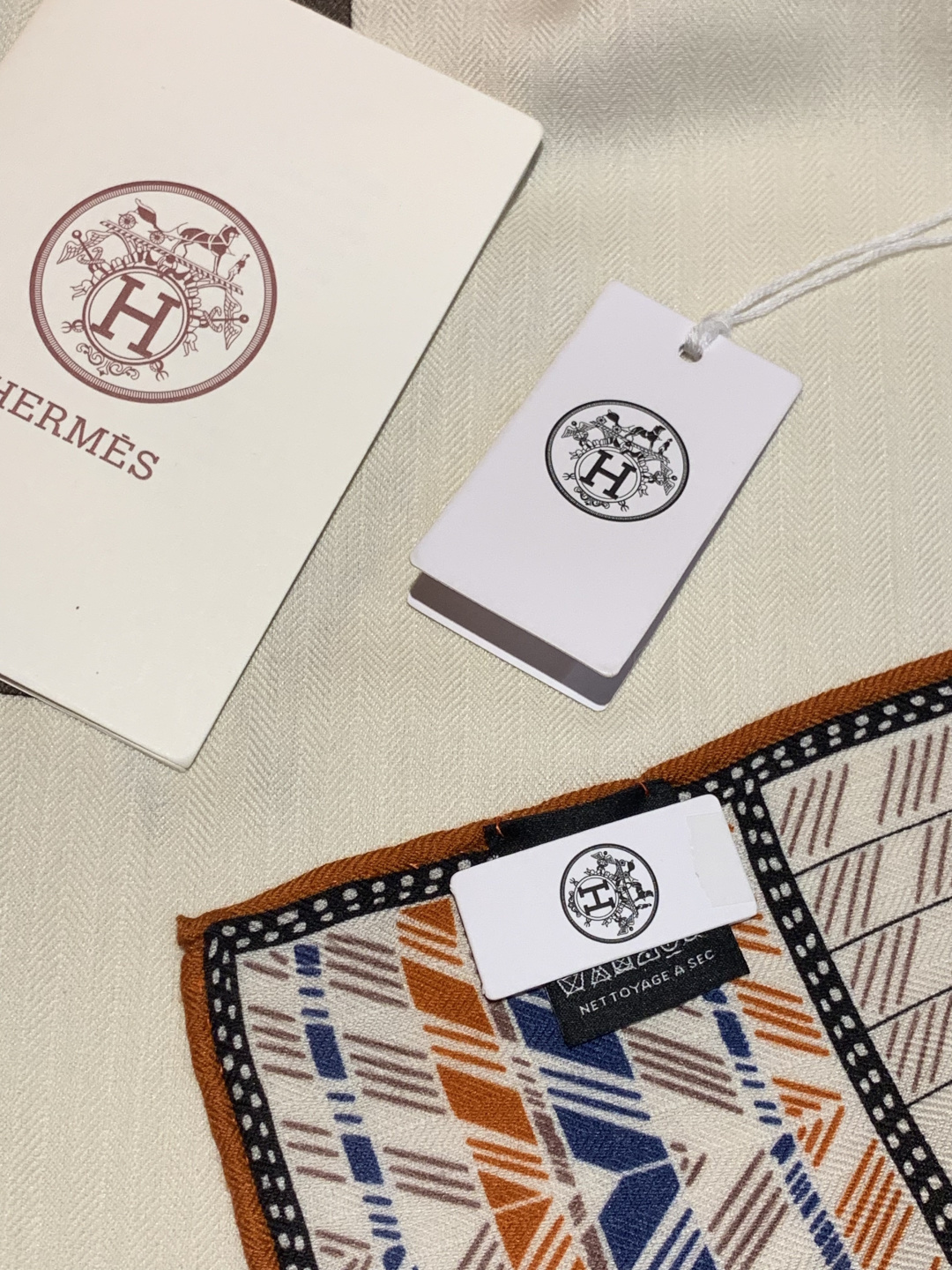 ✨✨【双面同色 丝毛款】H家羊绒新款 买了都说好看‼️推荐💕【骏马披挂 140】羊绒方巾‼️H家ZG爆款