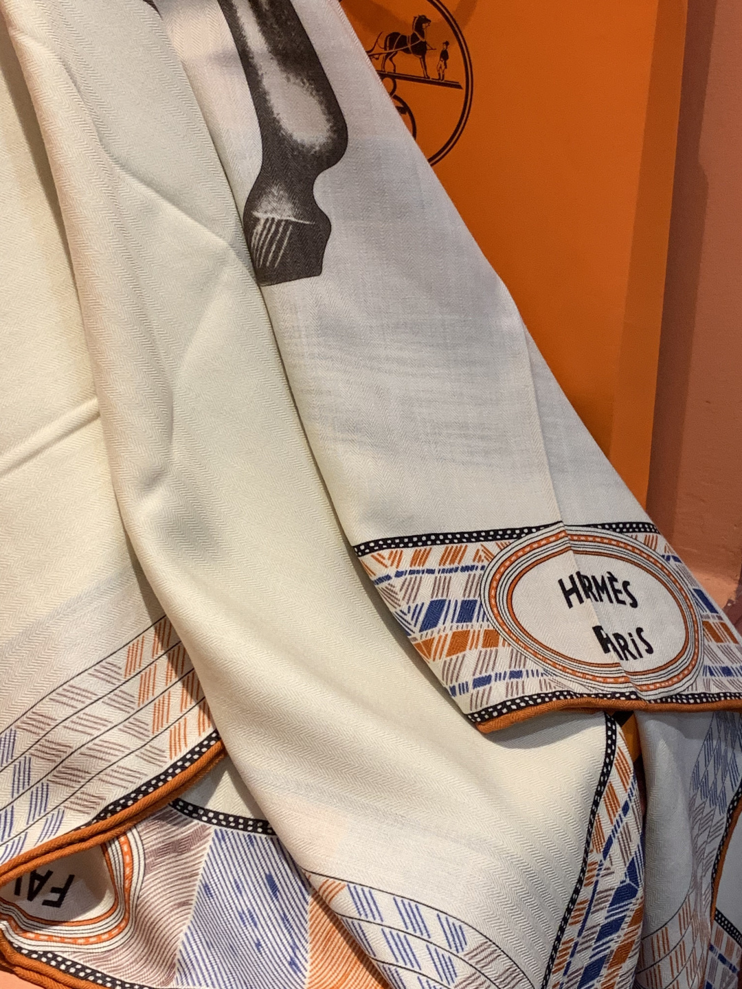 ✨✨【双面同色 丝毛款】H家羊绒新款 买了都说好看‼️推荐💕【骏马披挂 140】羊绒方巾‼️H家ZG爆款