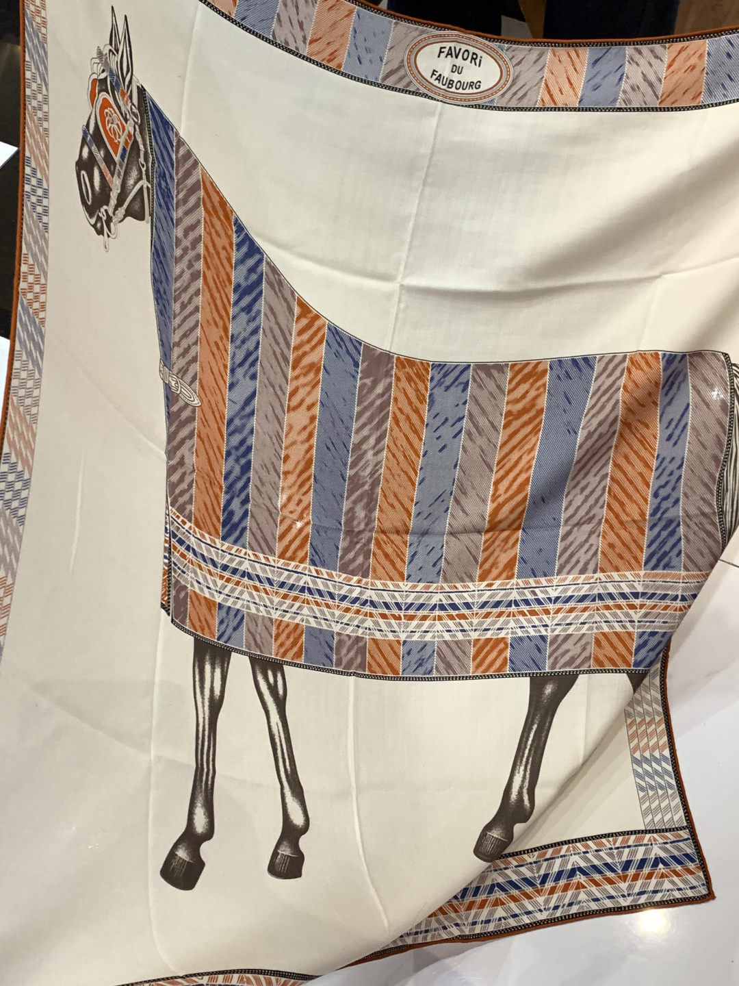 ✨✨【双面同色 丝毛款】H家羊绒新款 买了都说好看‼️推荐💕【骏马披挂 140】羊绒方巾‼️H家ZG爆款