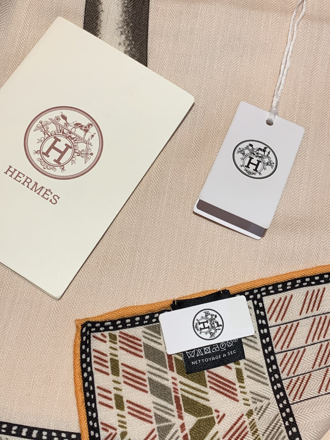 ✨✨【双面同色 丝毛款】H家羊绒新款 买了都说好看‼️推荐💕【骏马披挂 140】羊绒方巾‼️H家ZG爆款