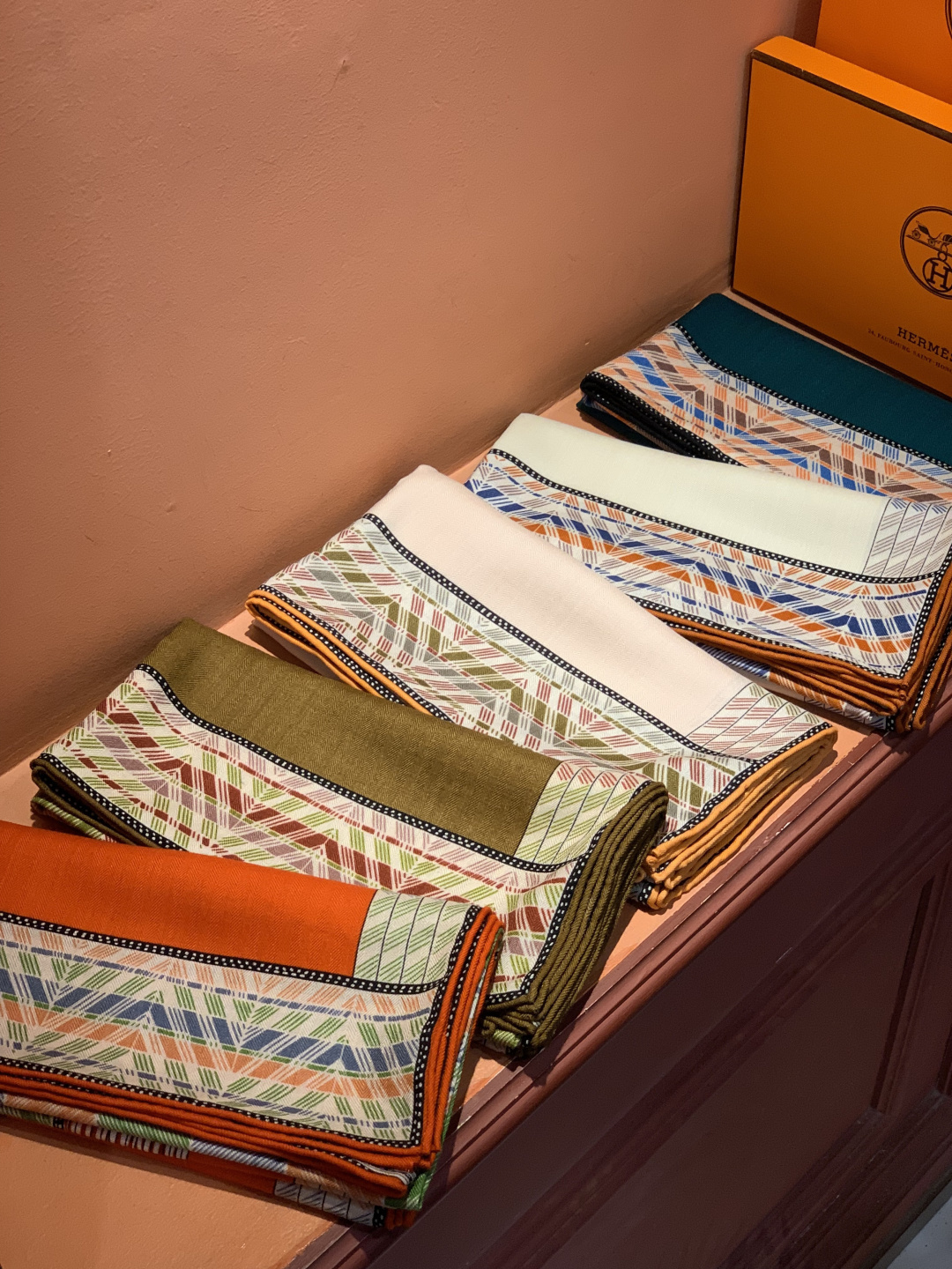 ✨✨【双面同色 丝毛款】H家羊绒新款 买了都说好看‼️推荐💕【骏马披挂 140】羊绒方巾‼️H家ZG爆款