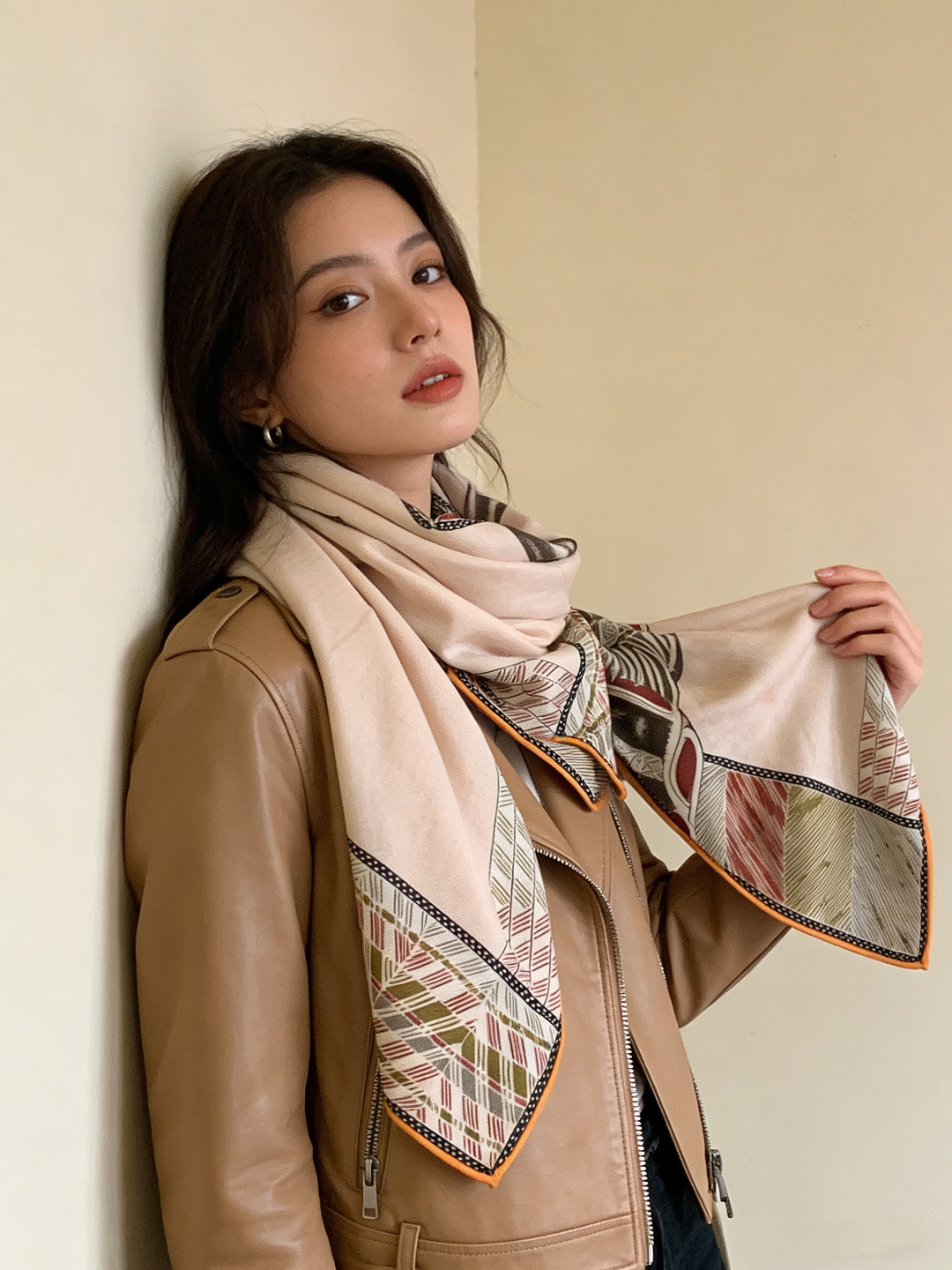 ✨✨【双面同色 丝毛款】H家羊绒新款 买了都说好看‼️推荐💕【骏马披挂 140】羊绒方巾‼️H家ZG爆款