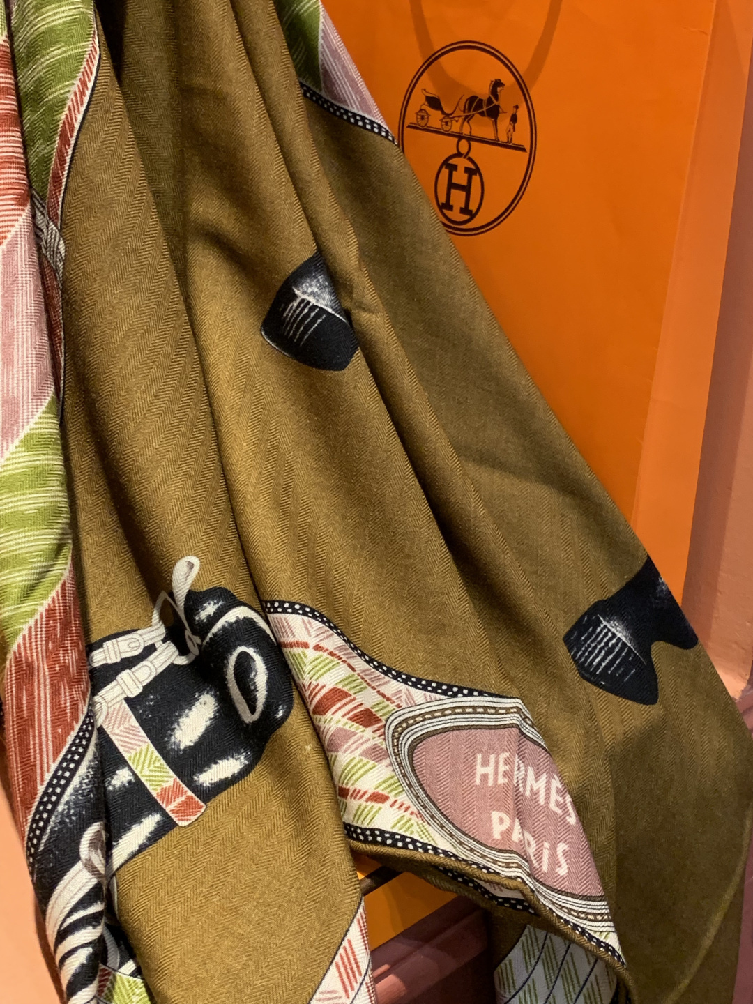 ✨✨【双面同色 丝毛款】H家羊绒新款 买了都说好看‼️推荐💕【骏马披挂 140】羊绒方巾‼️H家ZG爆款