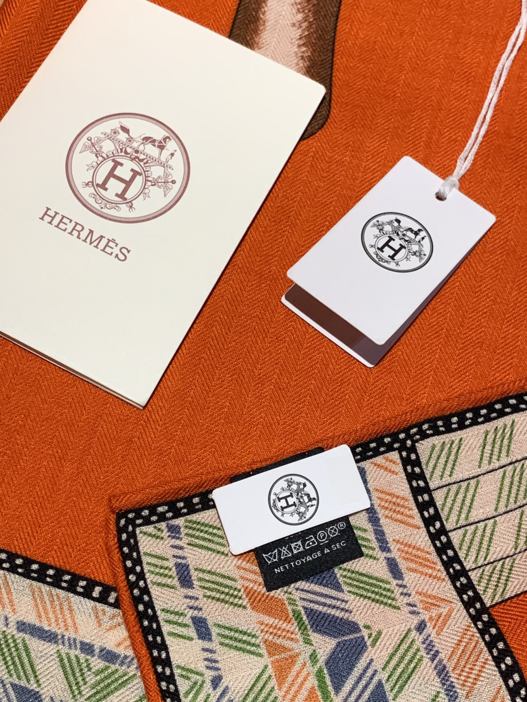 ✨✨【双面同色 丝毛款】H家羊绒新款 买了都说好看‼️推荐💕【骏马披挂 140】羊绒方巾‼️H家ZG爆款