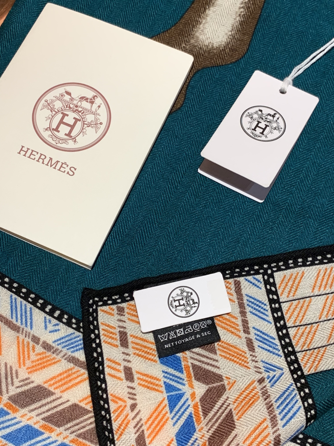 ✨✨【双面同色 丝毛款】H家羊绒新款 买了都说好看‼️推荐💕【骏马披挂 140】羊绒方巾‼️H家ZG爆款