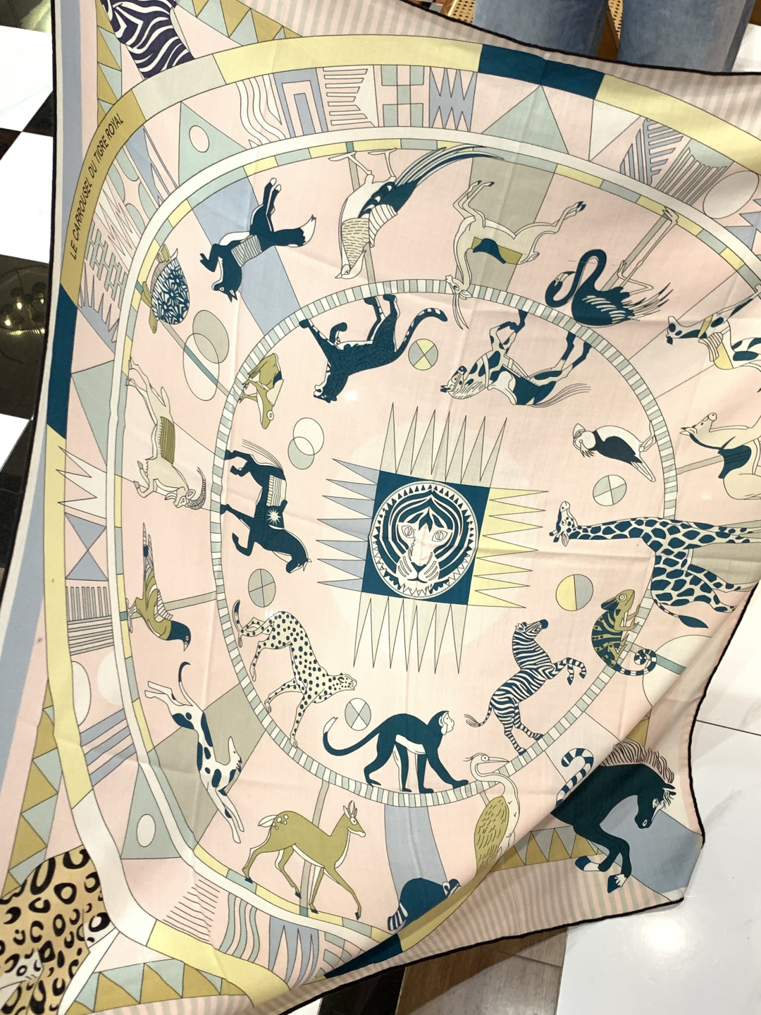 羊绒新款🆕👏👏买了都说好看‼️推荐💕爱马仕双面同色羊绒方巾【双面同色140】，顶级工艺超值‼️爱马仕专柜