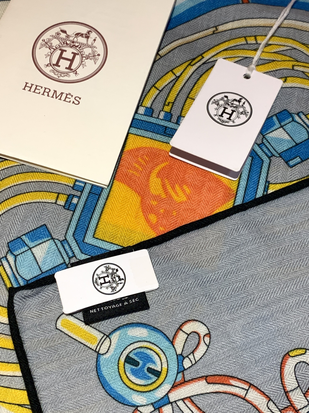 羊绒新款🆕👏👏买了都说好看‼️推荐💕爱马仕双面同色羊绒方巾【双面同色140】，顶级工艺超值‼️爱马仕专柜