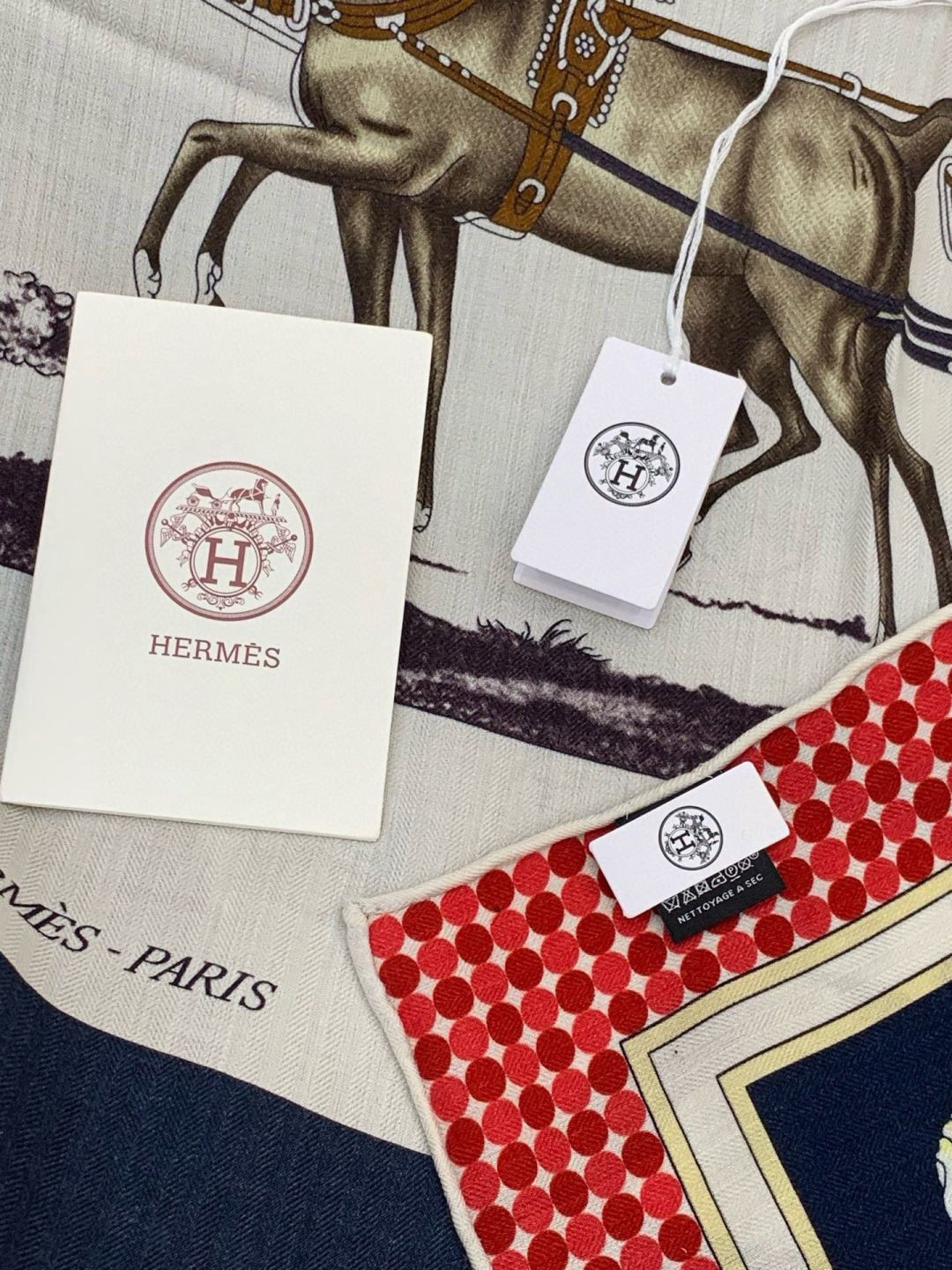 【140顶级丝羊绒双面同色披肩『骏马之城』！！超级气质！！】不仅美有其表，更有好品质与好细节的出彩内质！