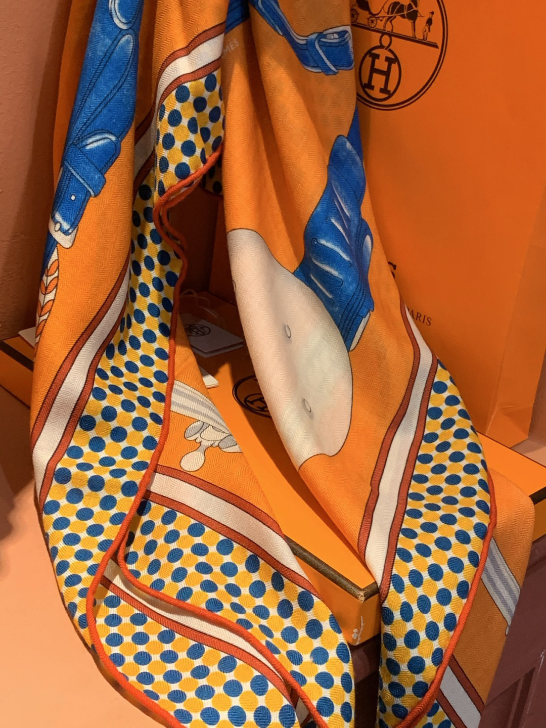 【140顶级丝羊绒双面同色披肩『骏马之城』！！超级气质！！】不仅美有其表，更有好品质与好细节的出彩内质！