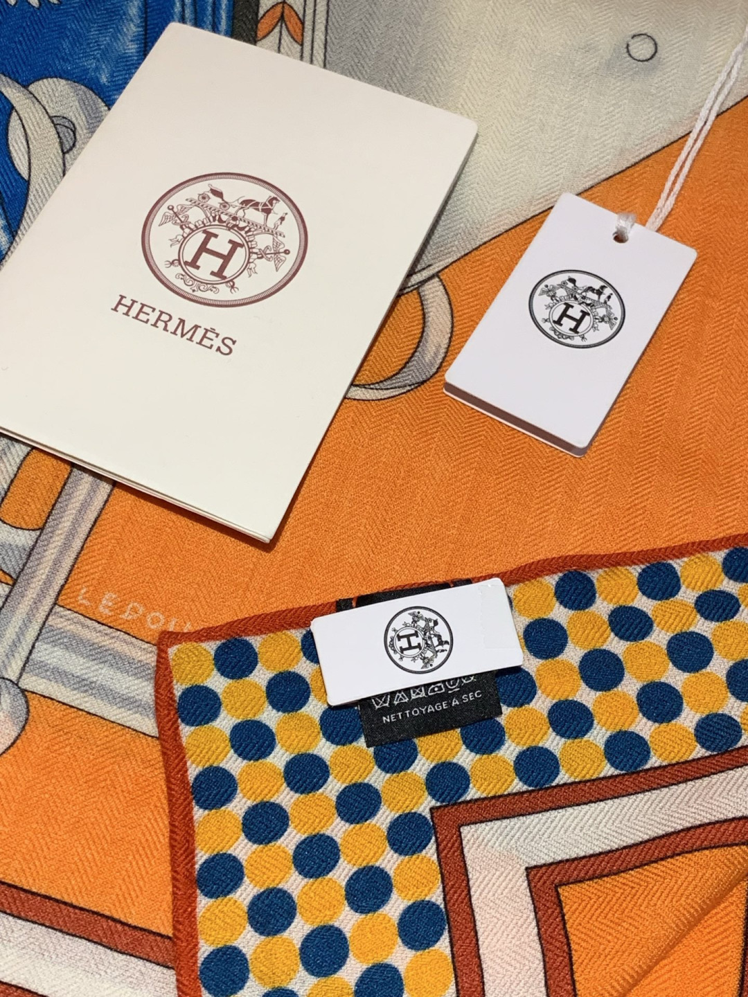 【140顶级丝羊绒双面同色披肩『骏马之城』！！超级气质！！】不仅美有其表，更有好品质与好细节的出彩内质！