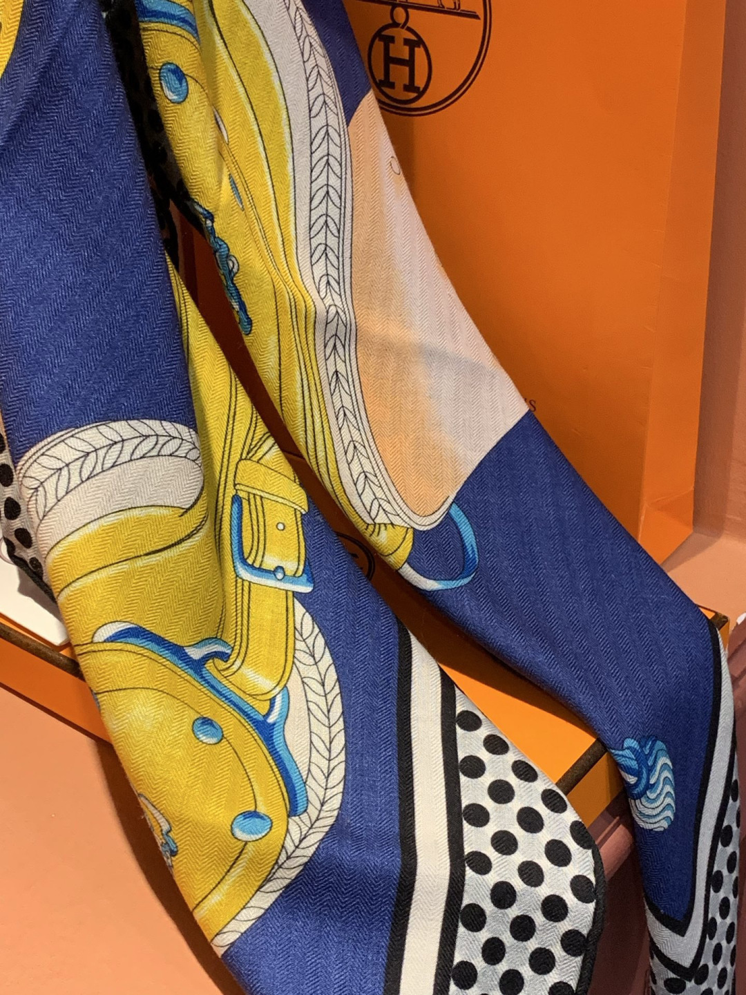 【140顶级丝羊绒双面同色披肩『骏马之城』！！超级气质！！】不仅美有其表，更有好品质与好细节的出彩内质！