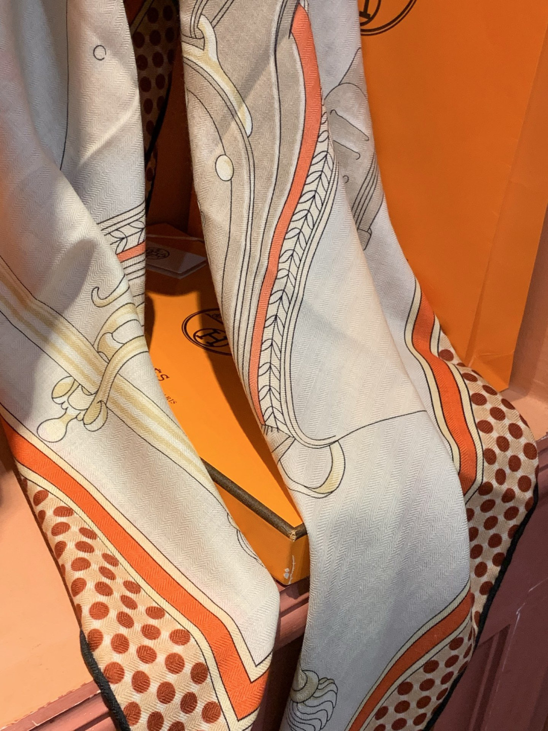 【140顶级丝羊绒双面同色披肩『骏马之城』！！超级气质！！】不仅美有其表，更有好品质与好细节的出彩内质！