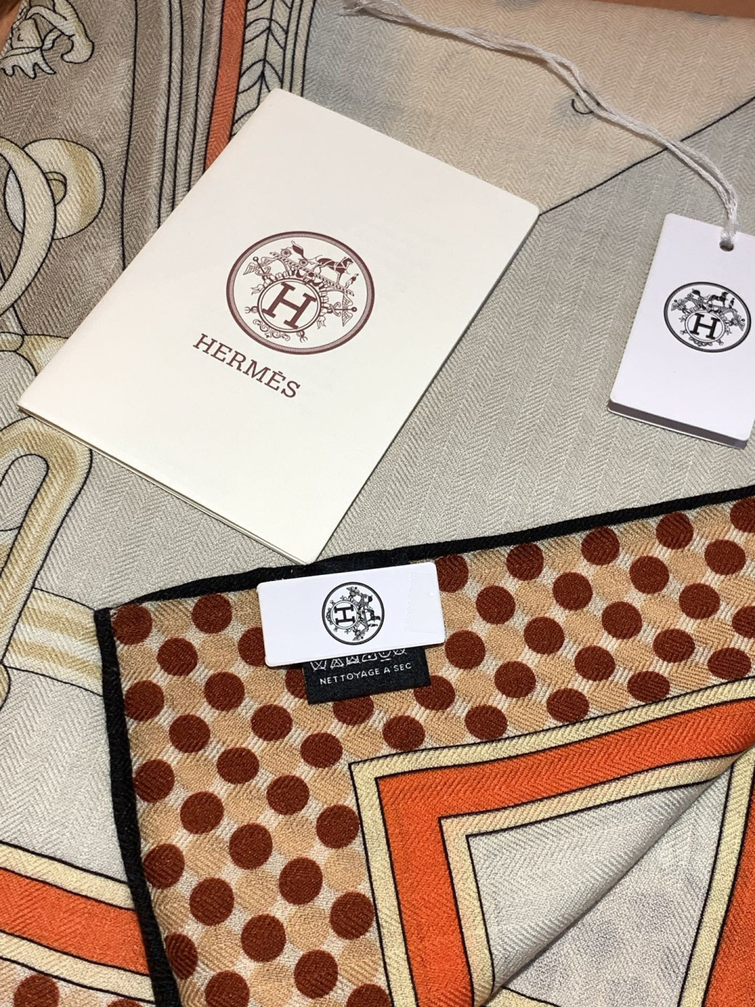 【140顶级丝羊绒双面同色披肩『骏马之城』！！超级气质！！】不仅美有其表，更有好品质与好细节的出彩内质！