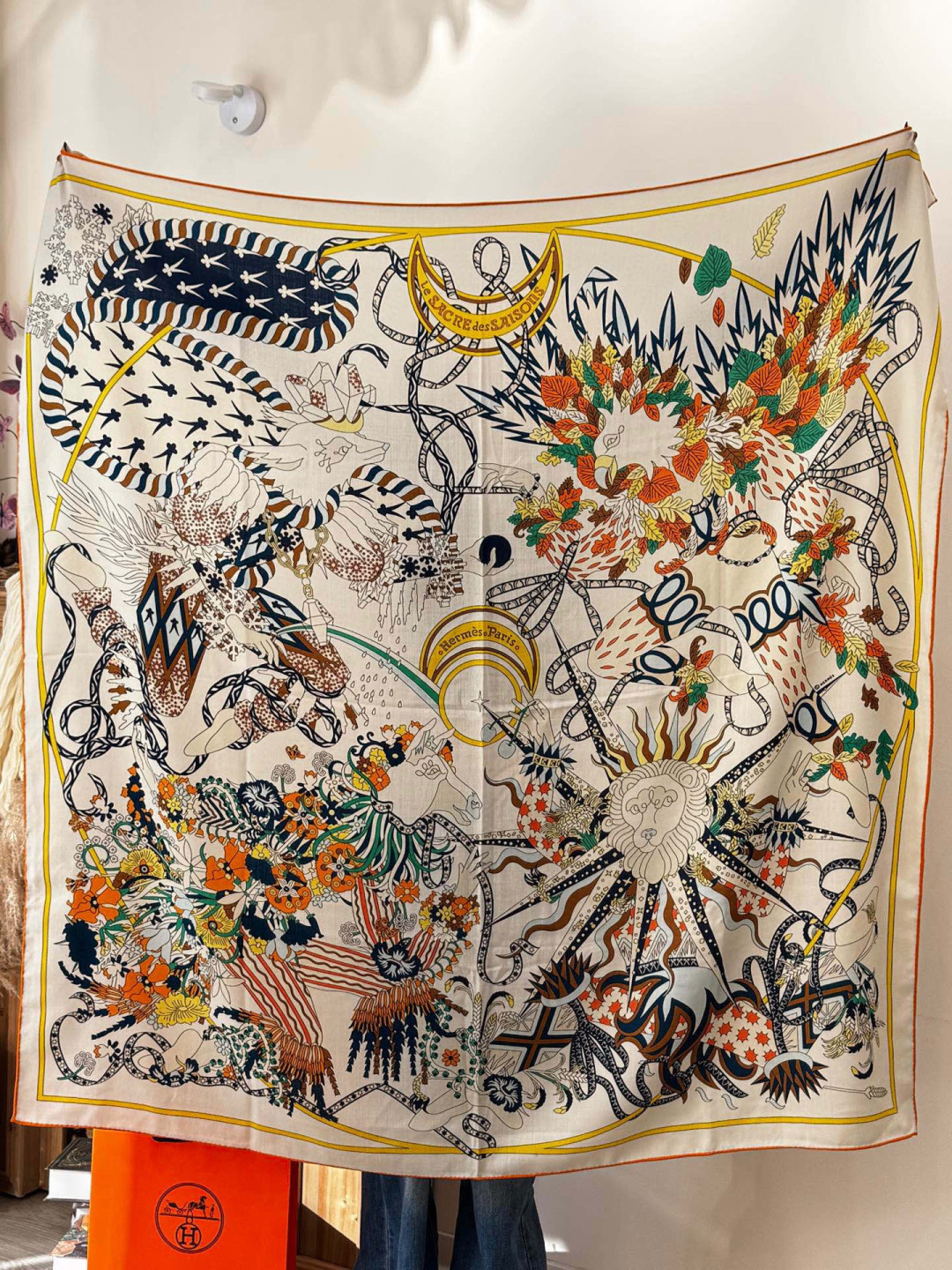 新款爱马仕四季之王的加冕140*140cm，双面同色印花，高端的重磅丝羊绒面料，正反两面效果一样，70%