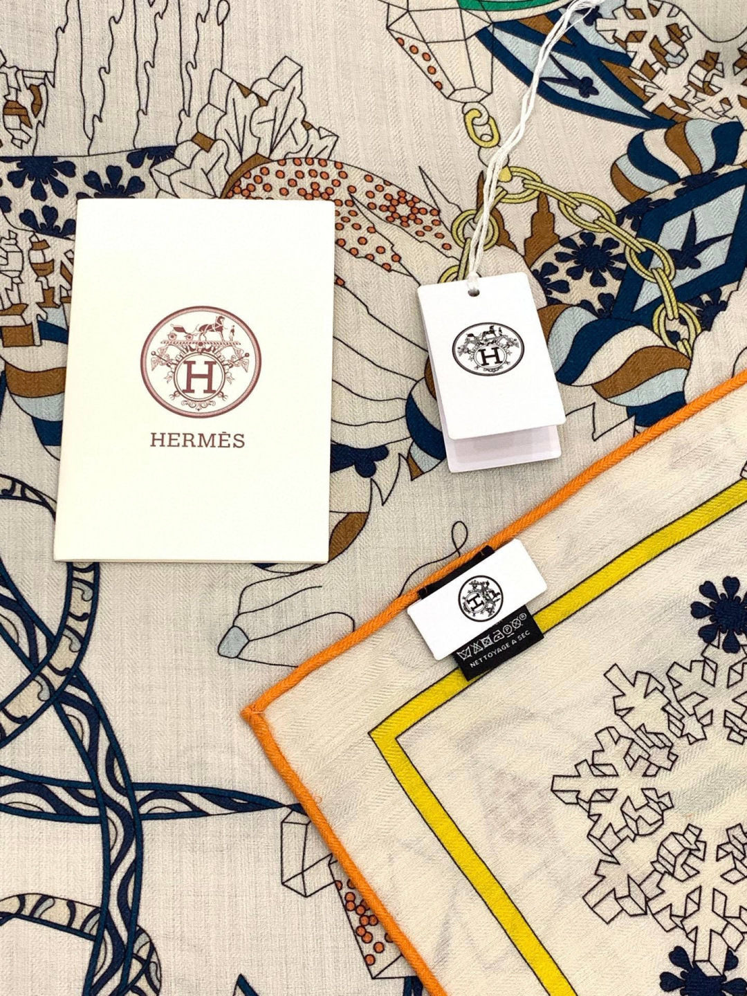 新款爱马仕四季之王的加冕140*140cm，双面同色印花，高端的重磅丝羊绒面料，正反两面效果一样，70%