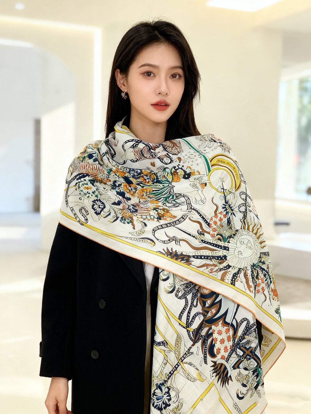 新款爱马仕四季之王的加冕140*140cm，双面同色印花，高端的重磅丝羊绒面料，正反两面效果一样，70%