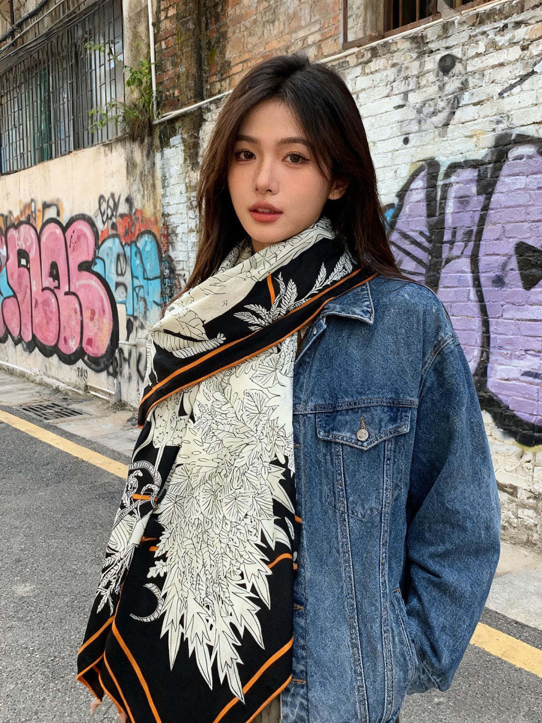 新款爱马仕四季之王的加冕140*140cm，双面同色印花，高端的重磅丝羊绒面料，正反两面效果一样，70%