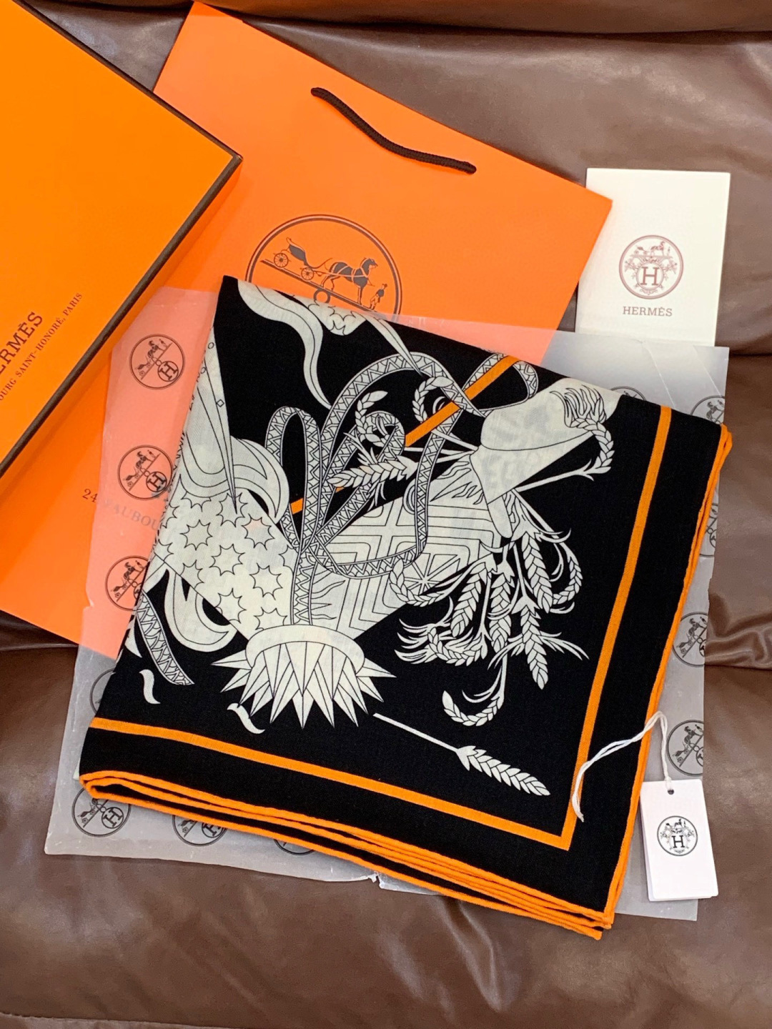 新款爱马仕四季之王的加冕140*140cm，双面同色印花，高端的重磅丝羊绒面料，正反两面效果一样，70%