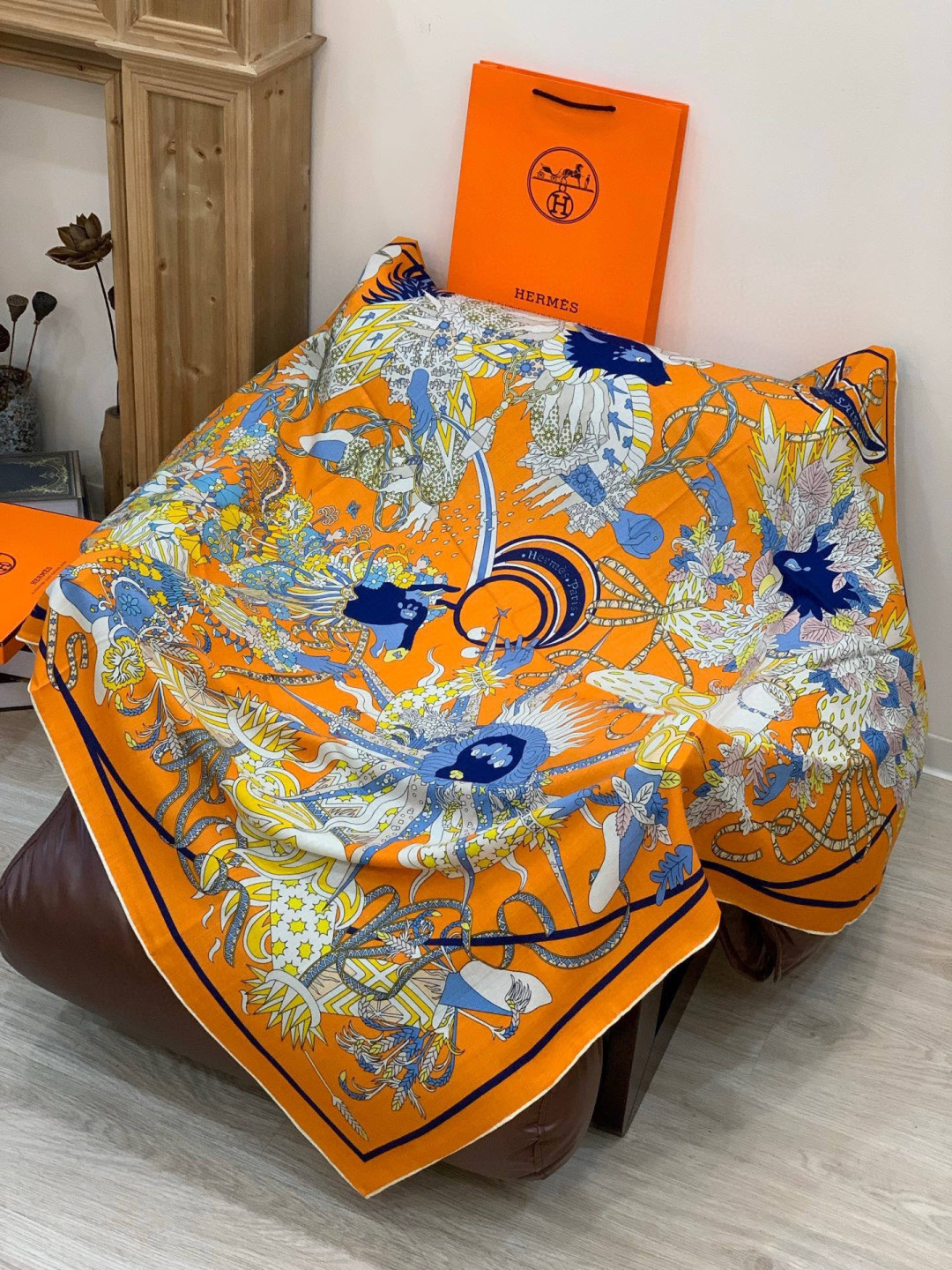 新款爱马仕四季之王的加冕140*140cm，双面同色印花，高端的重磅丝羊绒面料，正反两面效果一样，70%