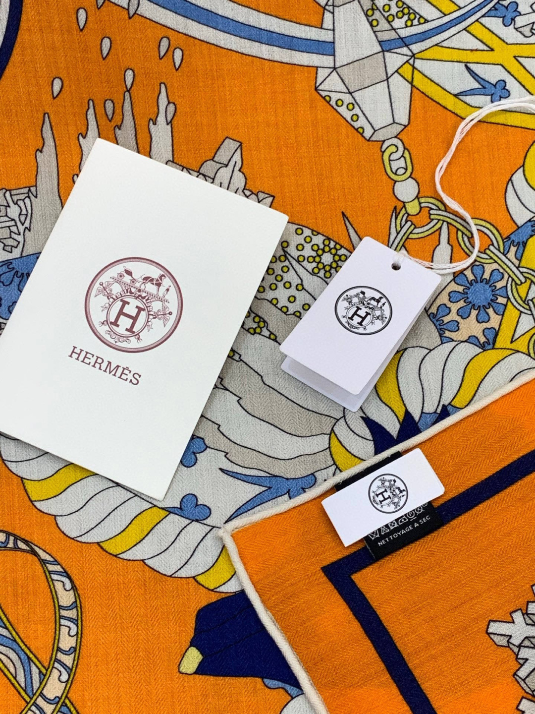 新款爱马仕四季之王的加冕140*140cm，双面同色印花，高端的重磅丝羊绒面料，正反两面效果一样，70%