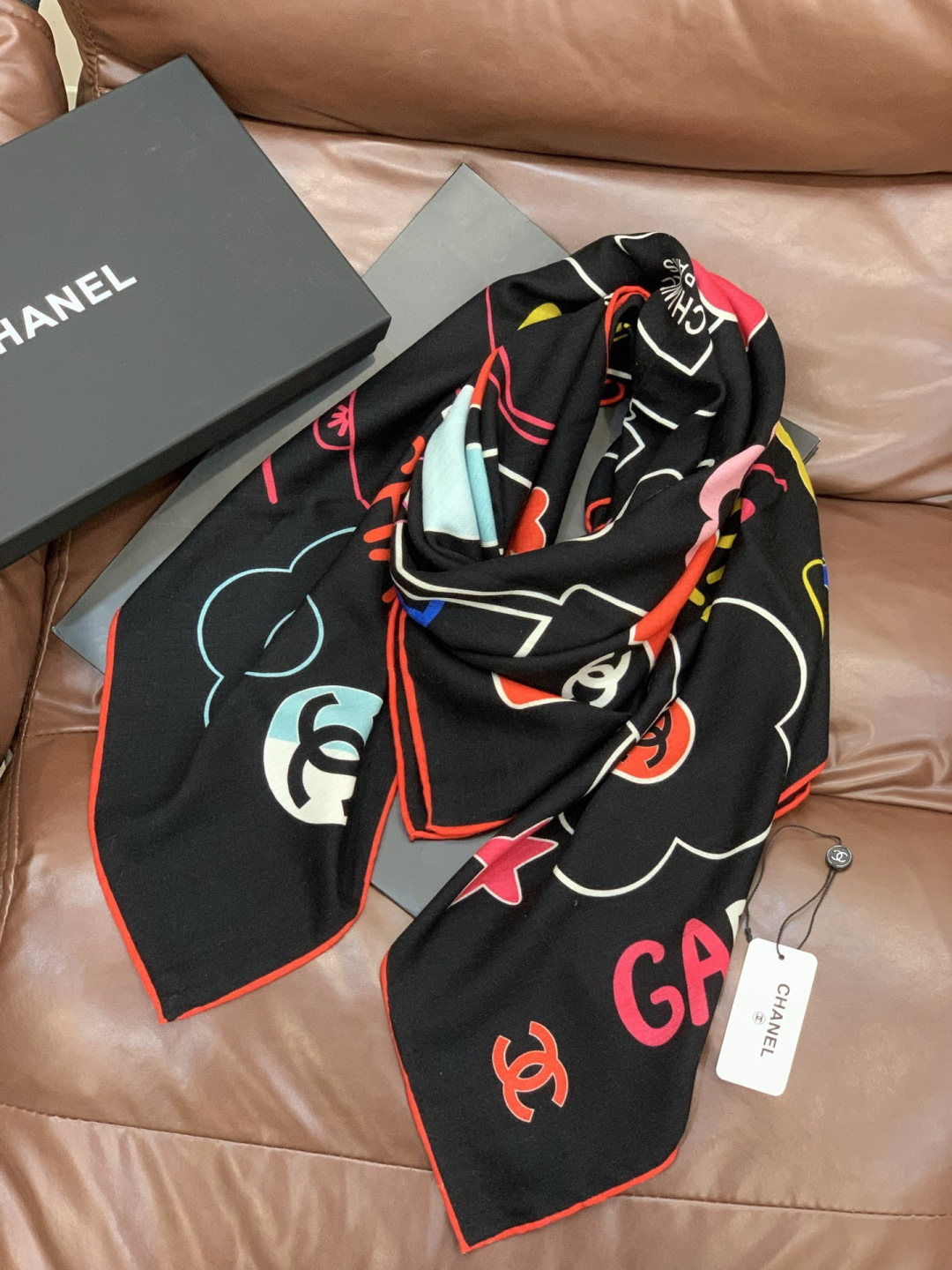 2025秋冬高级成衣系列～Chanel 【140双面同色丝绒披肩】此系列谱写一曲自由轻灵的赞歌本系列作品