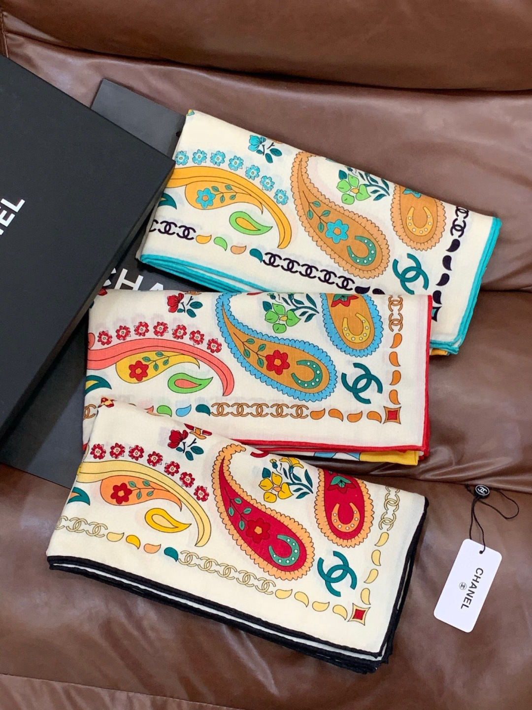 2025秋冬高级成衣系列～Chanel 【140双面同色丝绒披肩】此系列谱写一曲自由轻灵的赞歌本系列作品