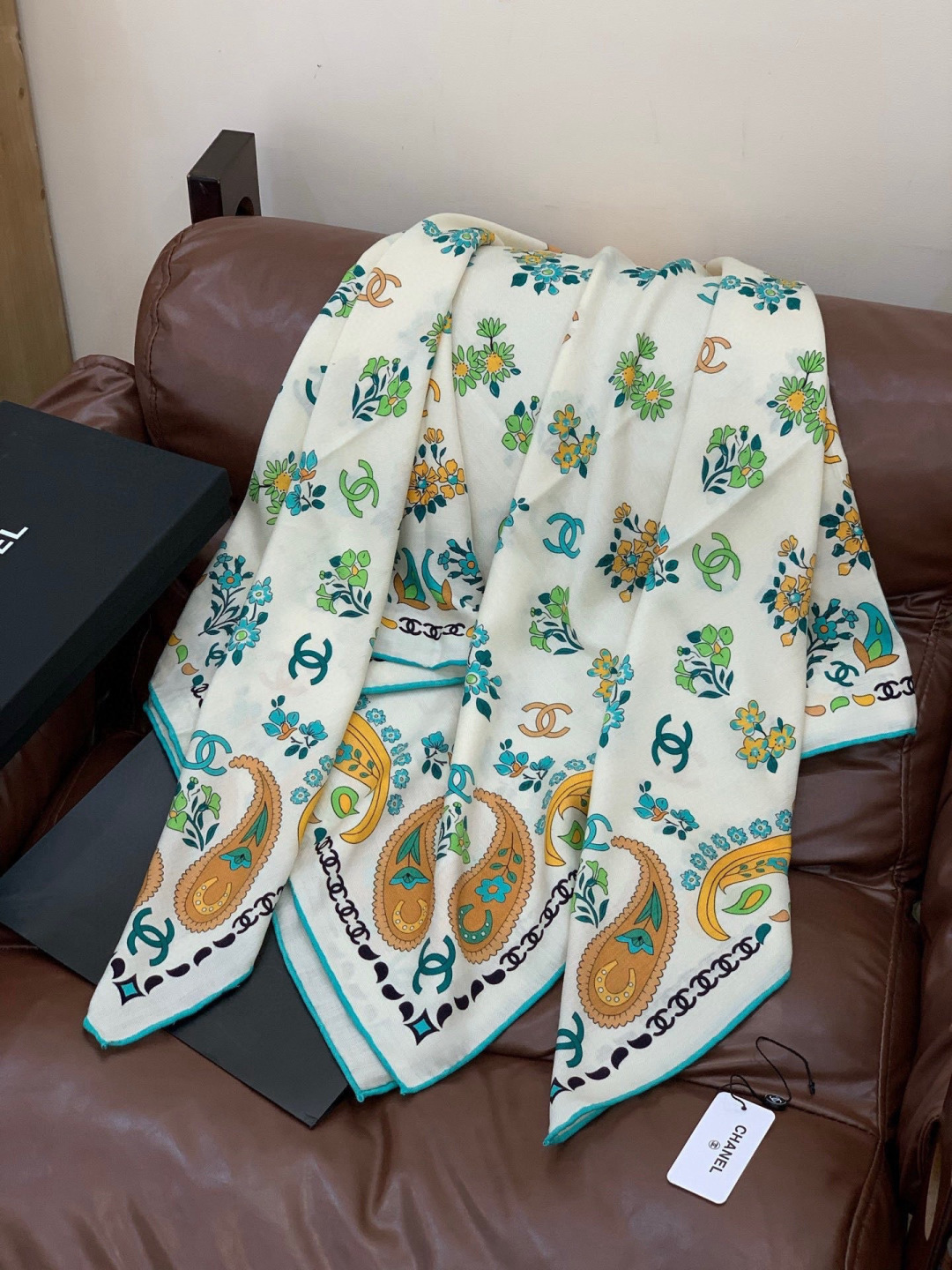 2025秋冬高级成衣系列～Chanel 【140双面同色丝绒披肩】此系列谱写一曲自由轻灵的赞歌本系列作品