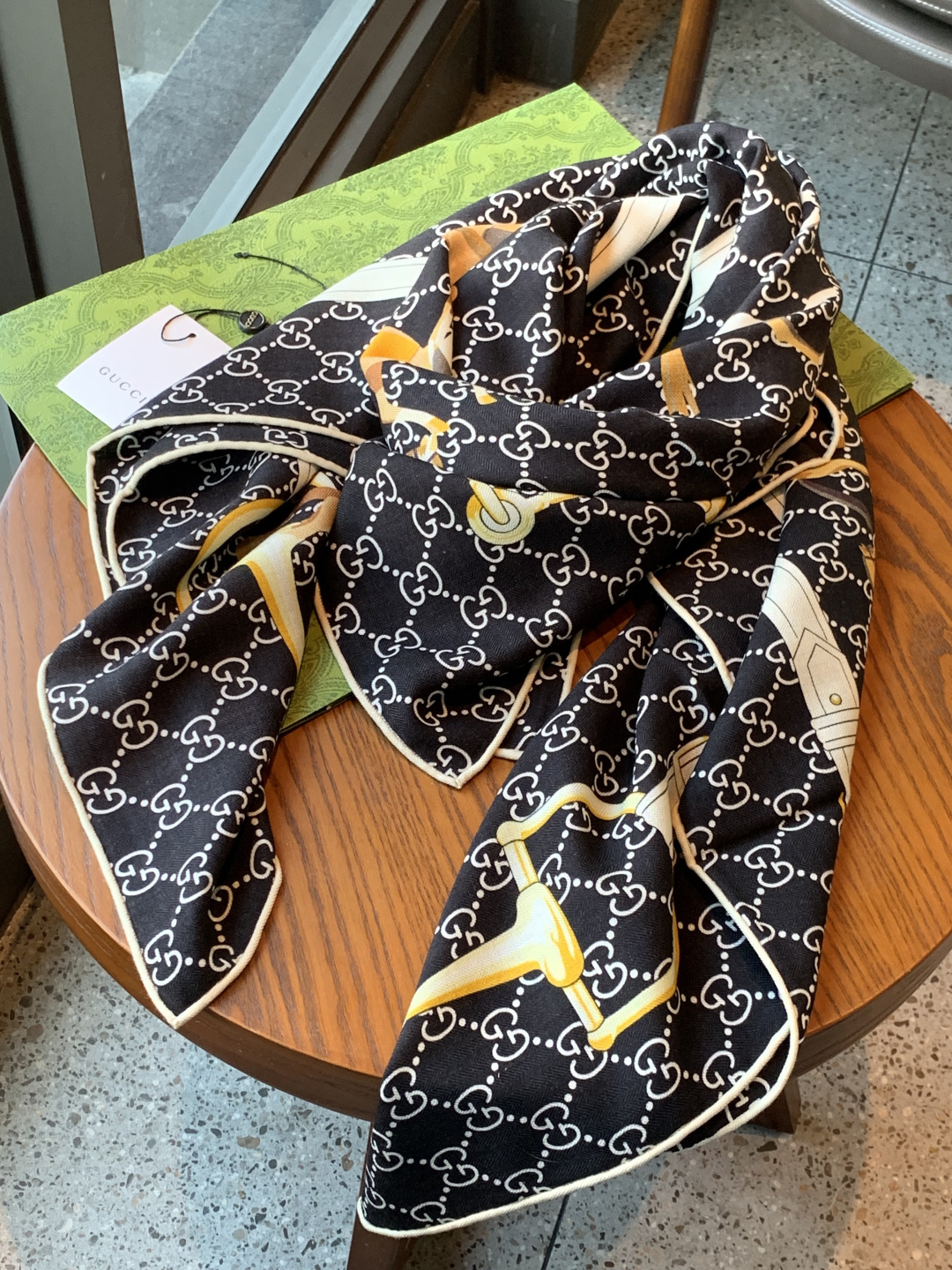 💟Gucci~140双面丝绒披肩马鞍细节和骑马图案以精致色调匠心呈献，意在向品牌与马术世界的深厚渊源致敬