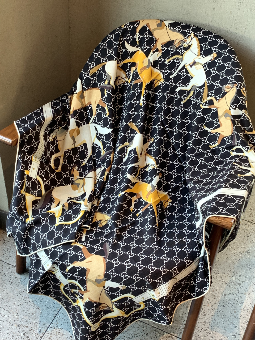 💟Gucci~140双面丝绒披肩马鞍细节和骑马图案以精致色调匠心呈献，意在向品牌与马术世界的深厚渊源致敬